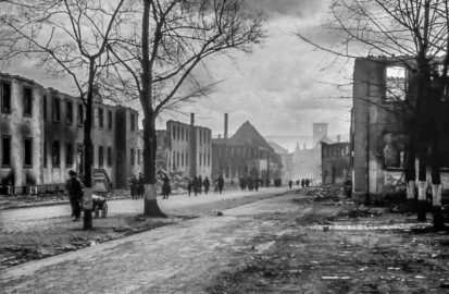 Schloss Bruchsal - Bildarchiv Artur Hassler - Blick von der Schönbornstraße (vom heutigen Parkplatz am Kirchturm) auf den Großen Dienerbau (links) und auf das Landhospital (ganz rechts) - 1945 oder später (Fotograf unbekannt; Datierung unbekannt; mit freundlicher Überlassung von Dr. Michael Hassler, Bruchsal; Bild bearbeitet von Dr. Manfred Schneider) Schloss Bruchsal - Bildarchiv Artur Hassler - Blick von der Schönbornstraße (vom heutigen Parkplatz am Kirchturm) auf den Großen Dienerbau (links) und auf das Landhospital (ganz rechts) - 1945 oder später (Fotograf unbekannt; Datierung unbekannt; mit freundlicher Überlassung von Dr. Michael Hassler, Bruchsal; Bild bearbeitet von Dr. Manfred Schneider)