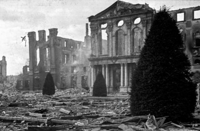 Schloss Bruchsal - Bildarchiv Artur Hassler - Blick vom Ehrenhof auf den Hauptbau und den südlichen Verbindungsbau (ganz links) - 1945 oder später (Fotograf unbekannt; Datierung unbekannt; mit freundlicher Überlassung von Dr. Michael Hassler, Bruchsal; Bild bearbeitet von Dr. Manfred Schneider) Schloss Bruchsal - Bildarchiv Artur Hassler - Blick vom Ehrenhof auf den Hauptbau und den südlichen Verbindungsbau (ganz links) - 1945 oder später (Fotograf unbekannt; Datierung unbekannt; mit freundlicher Überlassung von Dr. Michael Hassler, Bruchsal; Bild bearbeitet von Dr. Manfred Schneider)