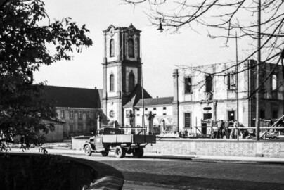 Schloss Bruchsal - Bildarchiv Artur Hassler - Blick vom Zeughaus auf den Seminarbau (ganz links), den Kirchturm (Mitte), den „Finsteren Gang“ (rechts davon) und den Kirchenflügel (ganz rechts) - Oktober 1952 (Bildnachweis: Artur Hassler (1908-1976); mit freundlicher Überlassung von Dr. Michael Hassler, Bruchsal; Bild bearbeitet von Dr. Manfred Schneider)