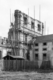 Schloss Bruchsal - Bildarchiv Artur Hassler - Kirchenflügel (Mitte) und „Finsterer Gang“ (rechts davon) - 1953 (Bildnachweis: Artur Hassler (1908-1976); mit freundlicher Überlassung von Dr. Michael Hassler, Bruchsal; Bild bearbeitet von Dr. Manfred Schneider)