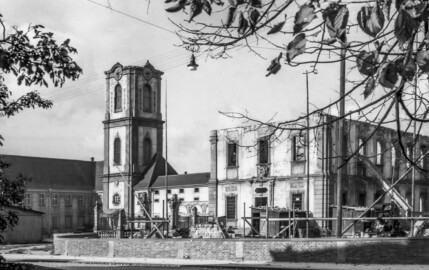 Schloss Bruchsal - Bildarchiv Artur Hassler - Blick von der Schönbornstraße auf den Seminarbau (ganz links), den Kirchturm (Mitte), den „Finsteren Gang“ (rechts davon) und den Kirchenflügel (ganz rechts) - 1953 (Bildnachweis: Artur Hassler (1908-1976); mit freundlicher Überlassung von Dr. Michael Hassler, Bruchsal; Bild bearbeitet von Dr. Manfred Schneider)