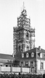 Schloss Bruchsal - Bildarchiv Artur Hassler - Kirchturm (Mitte), „Finsterer Gang“ (links), Hofapotheke (rechts) - Oktober 1953 (Bildnachweis: Artur Hassler (1908-1976); mit freundlicher Überlassung von Dr. Michael Hassler, Bruchsal; Bild bearbeitet von Dr. Manfred Schneider)