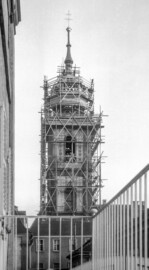Schloss Bruchsal - Bildarchiv Artur Hassler - Blick von der südlichen Orangerie auf den Kirchturm - November 1953 (Bildnachweis: Artur Hassler (1908-1976); mit freundlicher Überlassung von Dr. Michael Hassler, Bruchsal; Bild bearbeitet von Dr. Manfred Schneider)