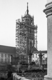 Schloss Bruchsal - Bildarchiv Artur Hassler - Blick von der Schönbornstraße auf den Seminarbau (links), den Kirchturm (Mitte), den „Finsteren Gang“ (rechts davon) und auf das Eck des Hofzahlamts (ganz rechts) - Dezember 1953 (Bildnachweis: Artur Hassler (1908-1976); mit freundlicher Überlassung von Dr. Michael Hassler, Bruchsal; Bild bearbeitet von Dr. Manfred Schneider)