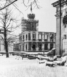 Schloss Bruchsal - Bildarchiv Artur Hassler - Blick von der Schönbornstraße auf das Hofzahlamt (ganz links), den Kirchenflügel (Mitte, vorne), den Kirchturm (Mitte, hinten) und auf den nördlichen Teil des Torwachtgebäudes (ganz rechts) - Februar 1954 (Bildnachweis: Artur Hassler (1908-1976); mit freundlicher Überlassung von Dr. Michael Hassler, Bruchsal; Bild bearbeitet von Dr. Manfred Schneider)