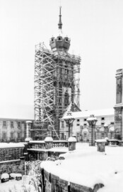 Schloss Bruchsal - Bildarchiv Artur Hassler - Blick von der Schönbornstraße auf den Seminarbau (links), den Kirchturm (Mitte), den „Finsteren Gang“ (rechts davon) und auf den Kirchenflügel (ganz rechts) - Februar 1954 (Bildnachweis: Artur Hassler (1908-1976); mit freundlicher Überlassung von Dr. Michael Hassler, Bruchsal; Bild bearbeitet von Dr. Manfred Schneider)