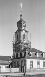 Schloss Bruchsal - Bildarchiv Artur Hassler - Kirchturm (Mitte), „Finsterer Gang“ (links), Hofapotheke (rechts) - Juni 1954 (Bildnachweis: Artur Hassler (1908-1976); mit freundlicher Überlassung von Dr. Michael Hassler, Bruchsal; Bild bearbeitet von Dr. Manfred Schneider)