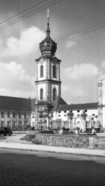 Schloss Bruchsal - Bildarchiv Artur Hassler - Blick von der Schörnbornstraße auf den Seminarbau (ganz links, den Kirchturm (Mitte), den „Finsteren Gang“ (rechts davon) und den Kirchenflügel (ganz rechts) - Juli 1954 (Bildnachweis: Artur Hassler (1908-1976); mit freundlicher Überlassung von Dr. Michael Hassler, Bruchsal; Bild bearbeitet von Dr. Manfred Schneider)