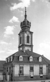 Schloss Bruchsal - Bildarchiv Artur Hassler - Hofapotheke (vorne) und Kirchturm (hinten) - September 1955 (Bildnachweis: Artur Hassler (1908-1976); mit freundlicher Überlassung von Dr. Michael Hassler, Bruchsal; Bild bearbeitet von Dr. Manfred Schneider)