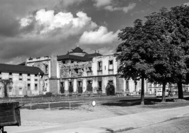 Schloss Bruchsal - Bildarchiv Artur Hassler - Blick von der Schönbornstraße auf den „Finsteren Gang“ (links) und den Kirchenflügel (rechts); im Hintergrund die Kuppel des Hauptbaus - Oktober 1956 (Bildnachweis: Artur Hassler (1908-1976); mit freundlicher Überlassung von Dr. Michael Hassler, Bruchsal; Bild bearbeitet von Dr. Manfred Schneider)