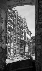 Schloss Bruchsal - Bildarchiv Artur Hassler - Blick durch ein Fenster des Kirchenflügels auf den Hauptbau - Juli 1957 (Bildnachweis: Artur Hassler (1908-1976); mit freundlicher Überlassung von Dr. Michael Hassler, Bruchsal; Bild bearbeitet von Dr. Manfred Schneider)