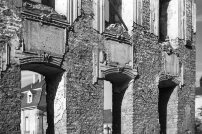 Schloss Bruchsal - Bildarchiv Artur Hassler - Blick auf die Innenwand der Ostmauer des Kirchenflügels mit Stuckfeldern und Stuckverzierungen; links im Hintergrund das Hofzahlamt - Juli 1957 (Bildnachweis: Artur Hassler (1908-1976); mit freundlicher Überlassung von Dr. Michael Hassler, Bruchsal; Bild bearbeitet von Dr. Manfred Schneider)