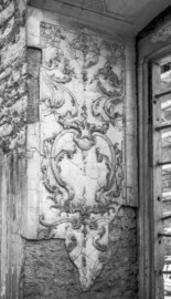 Schloss Bruchsal - Bildarchiv Artur Hassler - Blick auf Stuckverzierungen an einer Innenwand des Kirchenflügels - Juli 1957 (Bildnachweis: Artur Hassler (1908-1976); mit freundlicher Überlassung von Dr. Michael Hassler, Bruchsal; Bild bearbeitet von Dr. Manfred Schneider)