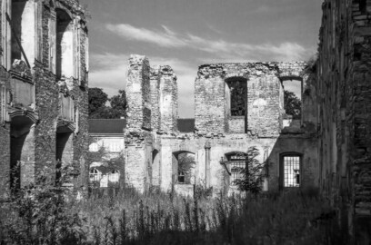 Schloss Bruchsal - Bildarchiv Artur Hassler - Blick auf Innenwände des Kirchenflügels; links im Hintergrund die südliche Orangerie - Juli 1957 (Bildnachweis: Artur Hassler (1908-1976); mit freundlicher Überlassung von Dr. Michael Hassler, Bruchsal; Bild bearbeitet von Dr. Manfred Schneider)