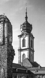 Schloss Bruchsal - Bildarchiv Artur Hassler - Kirchenflügel (links), „Finsterer Gang“ (rechts davon), Hofsattlerei (rechts), Kirchturm (Mitte) - Juli 1957 (Bildnachweis: Artur Hassler (1908-1976); mit freundlicher Überlassung von Dr. Michael Hassler, Bruchsal; Bild bearbeitet von Dr. Manfred Schneider)