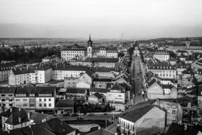 Schloss Bruchsal - Bildarchiv Artur Hassler - Blick vom Kirchturm der Stadtkirche auf die nördliche Stadt; v.l.n.r.: Südliche Orangerie, Hauptbau, Hofapotheke, Kirchenflügel, Hofsattlerei, Landhospital, Kirchturm, Kammerflügel, Damianstor, Kanzleibau, Großer Dienerbau - Dezember 1957 (Bildnachweis: Artur Hassler (1908-1976); mit freundlicher Überlassung von Dr. Michael Hassler, Bruchsal; Bild bearbeitet von Dr. Manfred Schneider)