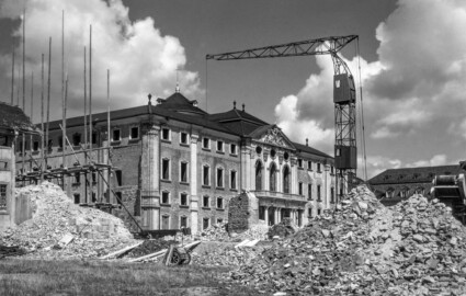Schloss Bruchsal - Bildarchiv Artur Hassler - Blick von der Schönbornstraße auf den abgerissenen Kirchenflügel (vorne) und den Hauptbau (hinten); ganz links der „Finstere Gang“, hinten ganz rechts der Kammerflügel - 1960 (Bildnachweis: Artur Hassler (1908-1976); mit freundlicher Überlassung von Dr. Michael Hassler, Bruchsal; Bild bearbeitet von Dr. Manfred Schneider)