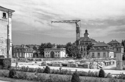 Schloss Bruchsal - Bildarchiv Artur Hassler - Blick auf den abgerissenen Kirchenflügel (vorne); links der Hauptbau, hinten links das Hofkontrollamt, rechts daneben das Torwachtgebäude, rechts daneben das Hofzahlamt; mittig im Hintergrund der Kanzleibau, rechts davon das Forstamt - August 1960 (Bildnachweis: Artur Hassler (1908-1976); mit freundlicher Überlassung von Dr. Michael Hassler, Bruchsal; Bild bearbeitet von Dr. Manfred Schneider)