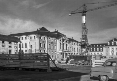 Schloss Bruchsal - Bildarchiv Artur Hassler - Blick von der Schönbornstraße auf den abgerissenen Kirchenflügel (vorne) und den Hauptbau (hinten); ganz links der „Finstere Gang“, rechts der Kammerflügel - November 1960 (Bildnachweis: Artur Hassler (1908-1976); mit freundlicher Überlassung von Dr. Michael Hassler, Bruchsal; Bild bearbeitet von Dr. Manfred Schneider)