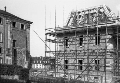 Schloss Bruchsal - Bildarchiv Artur Hassler - Hauptbau (links), Hofkontrollamt (rechts davon), Kirchenflügel (rechts) - Mai 1961 (Bildnachweis: Artur Hassler (1908-1976); mit freundlicher Überlassung von Dr. Michael Hassler, Bruchsal; Bild bearbeitet von Dr. Manfred Schneider)