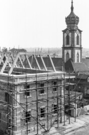 Schloss Bruchsal - Bildarchiv Artur Hassler - Blick vom Hauptbau auf den Kirchenflügel, rechts der Kirchturm - Juni 1961 (Bildnachweis: Artur Hassler (1908-1976); mit freundlicher Überlassung von Dr. Michael Hassler, Bruchsal; Bild bearbeitet von Dr. Manfred Schneider)