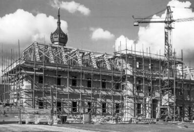 Schloss Bruchsal - Bildarchiv Artur Hassler - Blick vom Hofzahlamt auf den Kirchenflügel, im Hintergrund der Kirchturm - Juli 1961 (Bildnachweis: Artur Hassler (1908-1976); mit freundlicher Überlassung von Dr. Michael Hassler, Bruchsal; Bild bearbeitet von Dr. Manfred Schneider)