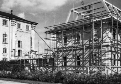Schloss Bruchsal - Bildarchiv Artur Hassler - Hauptbau (links), südlicher Verbindungsbau (rechts davon), Kirchenflügel (rechts) - September 1961 (Bildnachweis: Artur Hassler (1908-1976); mit freundlicher Überlassung von Dr. Michael Hassler, Bruchsal; Bild bearbeitet von Dr. Manfred Schneider)