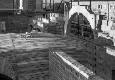 Schloss Bruchsal - Bildarchiv Artur Hassler - Blick in den südlichen Verbindungsbau, auf die Schalung für das Gewölbe des Durchgangs, auf den Kirchenflügel (links hinten) und auf die südliche Organgerie (rechts hinten) - Oktober 1961 (Bildnachweis: Artur Hassler (1908-1976); mit freundlicher Überlassung von Dr. Michael Hassler, Bruchsal; Bild bearbeitet von Dr. Manfred Schneider) Schloss Bruchsal - Bildarchiv Artur Hassler - Blick in den südlichen Verbindungsbau, auf die Schalung für das Gewölbe des Durchgangs, auf den Kirchenflügel (links hinten) und auf die südliche Organgerie (rechts hinten) - Oktober 1961 (Bildnachweis: Artur Hassler (1908-1976); mit freundlicher Überlassung von Dr. Michael Hassler, Bruchsal; Bild bearbeitet von Dr. Manfred Schneider)