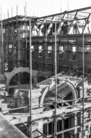 Schloss Bruchsal - Bildarchiv Artur Hassler - Blick auf und in den südlichen Verbindungsbau (vorne), auf die Schalung für das Gewölbe des Durchgangs sowie auf den Kirchenflügel (hinten) - Oktober 1961 (Bildnachweis: Artur Hassler (1908-1976); mit freundlicher Überlassung von Dr. Michael Hassler, Bruchsal; Bild bearbeitet von Dr. Manfred Schneider) Schloss Bruchsal - Bildarchiv Artur Hassler - Blick auf und in den südlichen Verbindungsbau (vorne), auf die Schalung für das Gewölbe des Durchgangs sowie auf den Kirchenflügel (hinten) - Oktober 1961 (Bildnachweis: Artur Hassler (1908-1976); mit freundlicher Überlassung von Dr. Michael Hassler, Bruchsal; Bild bearbeitet von Dr. Manfred Schneider)