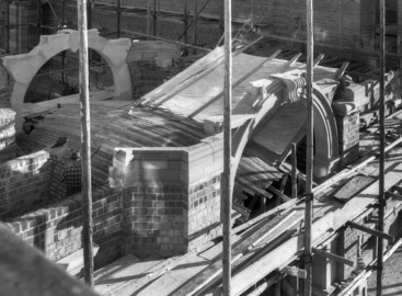 Schloss Bruchsal - Bildarchiv Artur Hassler - Blick auf und in den südlichen Verbindungsbau (vorne) und auf die Schalung für das Gewölbe des Durchgangs; im Hintergrund der Kirchenflügel - Oktober 1961 (Bildnachweis: Artur Hassler (1908-1976); mit freundlicher Überlassung von Dr. Michael Hassler, Bruchsal; Bild bearbeitet von Dr. Manfred Schneider)