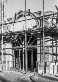 Schloss Bruchsal - Bildarchiv Artur Hassler - Blick auf den südlichen Verbindungsbau; ganz links der Hauptbau - Oktober 1961 (Bildnachweis: Artur Hassler (1908-1976); mit freundlicher Überlassung von Dr. Michael Hassler, Bruchsal; Bild bearbeitet von Dr. Manfred Schneider)