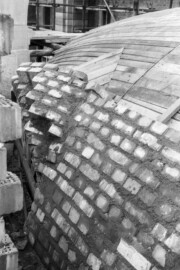 Schloss Bruchsal - Bildarchiv Artur Hassler - Blick in den südlichen Verbindungsbau sowie auf bereits gemauerte Backsteine auf der Schalung für das Gewölbe des Durchgangs - Oktober 1961 (Bildnachweis: Artur Hassler (1908-1976); mit freundlicher Überlassung von Dr. Michael Hassler, Bruchsal; Bild bearbeitet von Dr. Manfred Schneider)