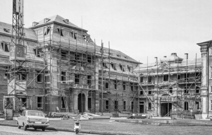 Schloss Bruchsal - Bildarchiv Artur Hassler - Blick vom Hofzahlamt auf den Kirchenflügel (links), den südlichen Verbindungsbau (Mitte) sowie auf den Hauptbau (ganz rechts) - 1962 (Bildnachweis: Artur Hassler (1908-1976); mit freundlicher Überlassung von Dr. Michael Hassler, Bruchsal; Bild bearbeitet von Dr. Manfred Schneider)