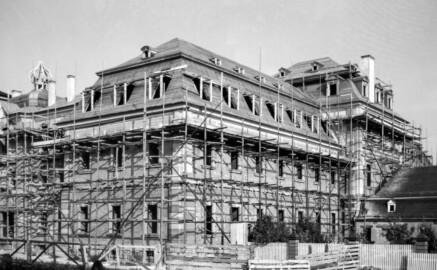 Schloss Bruchsal - Bildarchiv Artur Hassler - Blick von der südlichen Orangerie auf den Kirchenflügel (Mitte), den nördlichen Verbindungsbau (links) sowie auf den „Finsteren Gang“ (ganz rechts) - September 1962 (Bildnachweis: Artur Hassler (1908-1976); mit freundlicher Überlassung von Dr. Michael Hassler, Bruchsal; Bild bearbeitet von Dr. Manfred Schneider)