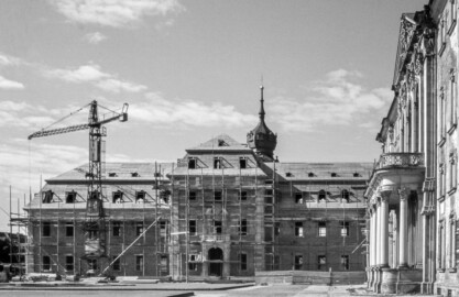 Schloss Bruchsal - Bildarchiv Artur Hassler - Blick vom nördlichen Ehrenhof auf den Kirchenflügel, im Hintergrund der Kirchturm, ganz rechts der Hauptbau - 1963 (Bildnachweis: Artur Hassler (1908-1976); mit freundlicher Überlassung von Dr. Michael Hassler, Bruchsal; Bild bearbeitet von Dr. Manfred Schneider)