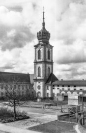 Schloss Bruchsal - Bildarchiv Artur Hassler - Blick vom Forstamt auf den Seminarbau (links), den Kirchturm (Mitte) und den „Finsteren Gang“ (rechts) - März 1964 (Bildnachweis: Artur Hassler (1908-1976); mit freundlicher Überlassung von Dr. Michael Hassler, Bruchsal; Bild bearbeitet von Dr. Manfred Schneider)