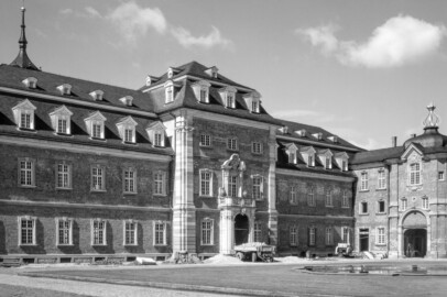 Schloss Bruchsal - Bildarchiv Artur Hassler - Blick vom Torwachtgebäude auf den Kirchenflügel (links) und den südlichen Verbindungsbau (rechts) - Juni 1965 (Bildnachweis: Artur Hassler (1908-1976); mit freundlicher Überlassung von Dr. Michael Hassler, Bruchsal; Bild bearbeitet von Dr. Manfred Schneider)