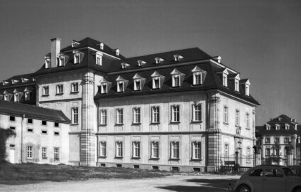 Schloss Bruchsal - Bildarchiv Artur Hassler - Blick auf den Kirchenflügel (Mitte), den „Finsteren Gang“ (links) und den Kammerflügel (ganz rechts) - September 1966 (Bildnachweis: Artur Hassler (1908-1976); mit freundlicher Überlassung von Dr. Michael Hassler, Bruchsal; Bild bearbeitet von Dr. Manfred Schneider)