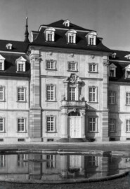 Schloss Bruchsal - Bildarchiv Artur Hassler - Blick vom Ehrenhof auf den Mittelrisalit des Kirchenflügels - Juni 1967 (Bildnachweis: Artur Hassler (1908-1976); mit freundlicher Überlassung von Dr. Michael Hassler, Bruchsal; Bild bearbeitet von Dr. Manfred Schneider)