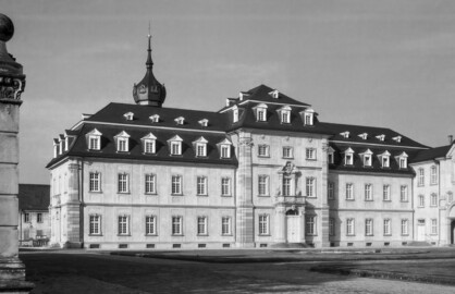 Schloss Bruchsal - Bildarchiv Artur Hassler - Blick vom Torwachtgebäude auf den Kirchenflügel (links) und den südlichen Verbindungsbau (rechts) - Juni 1967 (Bildnachweis: Artur Hassler (1908-1976); mit freundlicher Überlassung von Dr. Michael Hassler, Bruchsal; Bild bearbeitet von Dr. Manfred Schneider)