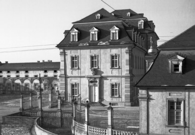 Schloss Bruchsal - Bildarchiv Artur Hassler - Blick vom Forstamt auf den „Finsteren Gang“ (links), den Kirchenflügel (Mitte) und das Hofzahlamt (rechts) - November 1967 (Bildnachweis: Artur Hassler (1908-1976); mit freundlicher Überlassung von Dr. Michael Hassler, Bruchsal; Bild bearbeitet von Dr. Manfred Schneider)