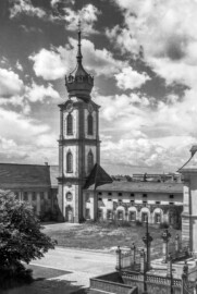Schloss Bruchsal - Bildarchiv Artur Hassler - Blick vom Forstamt auf den Seminarbau (ganz links, den Kirchturm (Mitte), den „Finsteren Gang“ (rechts davon) und den Kirchenflügel (ganz rechts) - Oktober 1968 (Bildnachweis: Artur Hassler (1908-1976); mit freundlicher Überlassung von Dr. Michael Hassler, Bruchsal; Bild bearbeitet von Dr. Manfred Schneider)