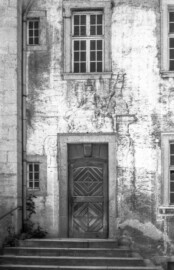 Schloss Bruchsal - Bildarchiv Artur Hassler - Blick auf eine Allegorie und Verzierungen am westlichen Eingang des Seminarbaus - Juni 1974 (Bildnachweis: Artur Hassler (1908-1976); mit freundlicher Überlassung von Dr. Michael Hassler, Bruchsal; Bild bearbeitet von Dr. Manfred Schneider)
