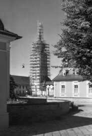 Schloss Bruchsal - Bildarchiv Artur Hassler - Blick vom Zeughaus auf den Seminarbau (links), den Kirchturm (Mitte), den „Finsteren Gang“ (rechts davon) und das Hofzahlamt (ganz rechts) - September 1974 (Bildnachweis: Artur Hassler (1908-1976); mit freundlicher Überlassung von Dr. Michael Hassler, Bruchsal; Bild bearbeitet von Dr. Manfred Schneider)