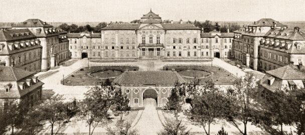 Schloss Bruchsal - Figur 13. Blick von dem Amtshause in die "Cour d'honneur" - (Ausschnitt aus Seite 13 der Mappe "Dr. Edmund Renard: Die Schlösser zu Würzburg ud Bruchsal - in: Die Baukunst - Heft 1-7", herausgegeben von R. Borrmann und R. Graul, Verlag W. Spemann Berlin/Stuttgart, ohne Jahresangabe)