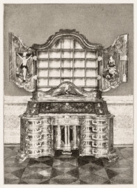 Schloss Bruchsal - Schreibschrank mit geöffneten Flügeln (Cruzifixus u. Immaculata) / August Richard Maier: Zwei Prachtschränke im Bruchsaler Schloß, S. 85–93 - (Ausschnitt aus Seite 91 der Badischen Heimat, Heft 1-3, 9. Jahrgang, 1922, Herausgeber Prof. Dr. Max Wingenroth, Verlag G. Braun'sche Hofbuchdruckerei, Karlsruhe)