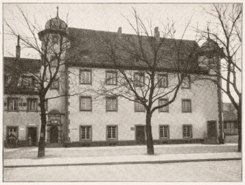 Schloss Bruchsal - Der Hohenegger zu Bruchsal (Gebäude der Städtischen Sammlungen in Bruchsal) / Michael Schmitt: Die städtischen Sammlungen in Bruchsal, S. 101–105 - (Ausschnitt aus Seite 101 der Badischen Heimat, Heft 1-3, 9. Jahrgang, 1922, Herausgeber Prof. Dr. Max Wingenroth, Verlag G. Braun'sche Hofbuchdruckerei, Karlsruhe)