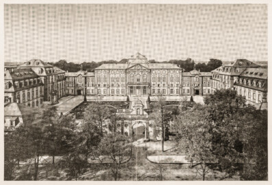 Schloss Bruchsal - Das Schloß zu Bruchsal von der Heidelberger Landstraße aus - In der Mitte hinten das Corps de Logis, rechts der Kammerflügel, links der Kirchenflügel, im Vordergrunde das Hauptwachtgebäude - Auszug aus dem "Führer zu großen Baudenkmälern, Schloss Bruchsal, Heft 38, Deutscher Kunstverlag, Berlin, 1944"; Reproduktion durch Dr. Manfred Schneider, Nußloch