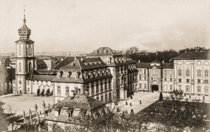 Schloss Bruchsal - Kirchturm, Hofkirche, Hauptbau - (Aufnahme und Abzug von Carl Ohler, undatiert; entnommen einem privaten Album des Fotografen; Album mit freundlicher Genehmigung zur Verfügung gestellt von Frau Margarethe Ohler-Grabenstein; Reproduktion durch Dr. Manfred Schneider, November 2021)