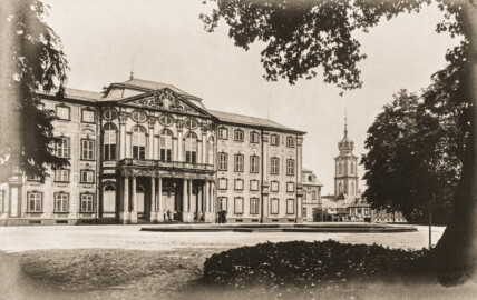 Schloss Bruchsal - Terrasse, Hauptbau und Kirchturm - (Aufnahme und Abzug von Carl Ohler, undatiert; entnommen einem privaten Album des Fotografen; Album mit freundlicher Genehmigung zur Verfügung gestellt von Frau Margarethe Ohler-Grabenstein; Reproduktion durch Dr. Manfred Schneider, November 2021)